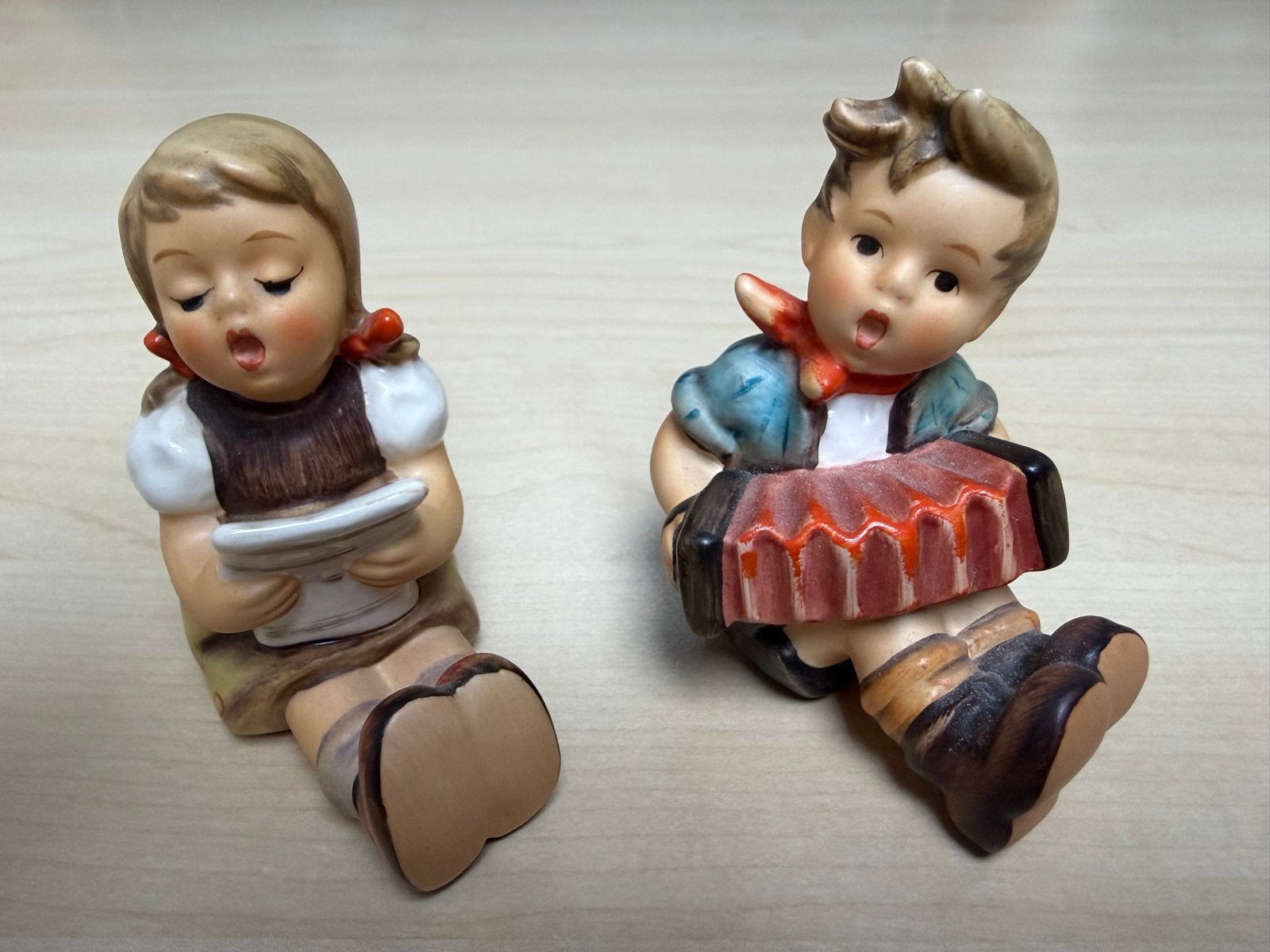 Goebel Hummel beeldjes: Jongen met accordeon en meisje, Ophalen of Verzenden, Gebruikt