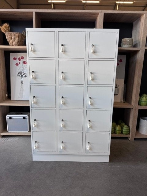 Witte Metalen Lockerkast / Vakkenkast –15 deuren met Sleutel