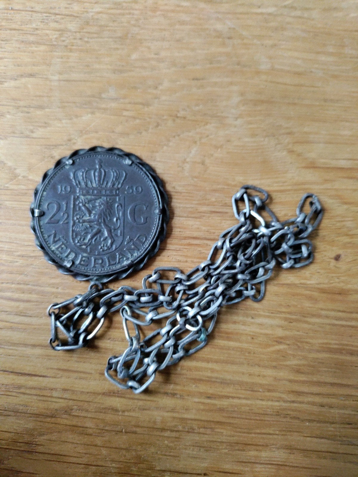Vintage Ketting met Munt Hanger - Juliana 1959, Met hanger, Gebruikt, Ophalen of Verzenden, Zilver