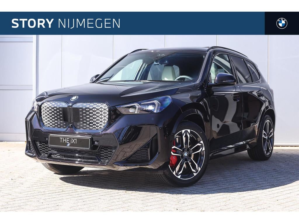 BMW iX1 eDrive20 M Sport / Panoramadak / Trekhaak / Sportsto, Huisgarantie, Zwart, Leder, Nieuw