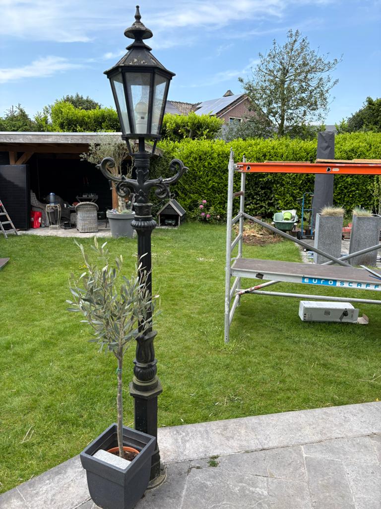 Antieke lantaarnpaal - gietijzeren buitenlamp, Antiek en Kunst, Antiek | Lampen, Ophalen