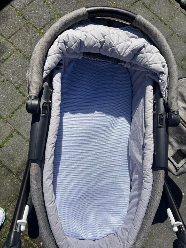 Mutsy Evo kinderwagen met reiswieg - Grijs, Kinderen en Baby's, Kinderwagens en Combinaties, Ophalen, Gebruikt, Combiwagen, Met reiswieg