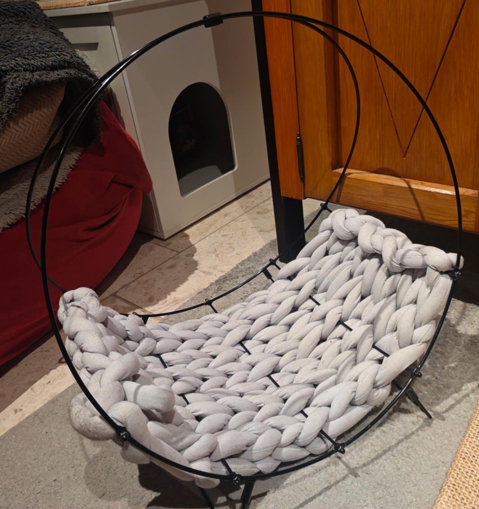Leuk gevlochten kattenmandje zwart/wit, Dieren en Toebehoren, Ophalen, Zo goed als nieuw