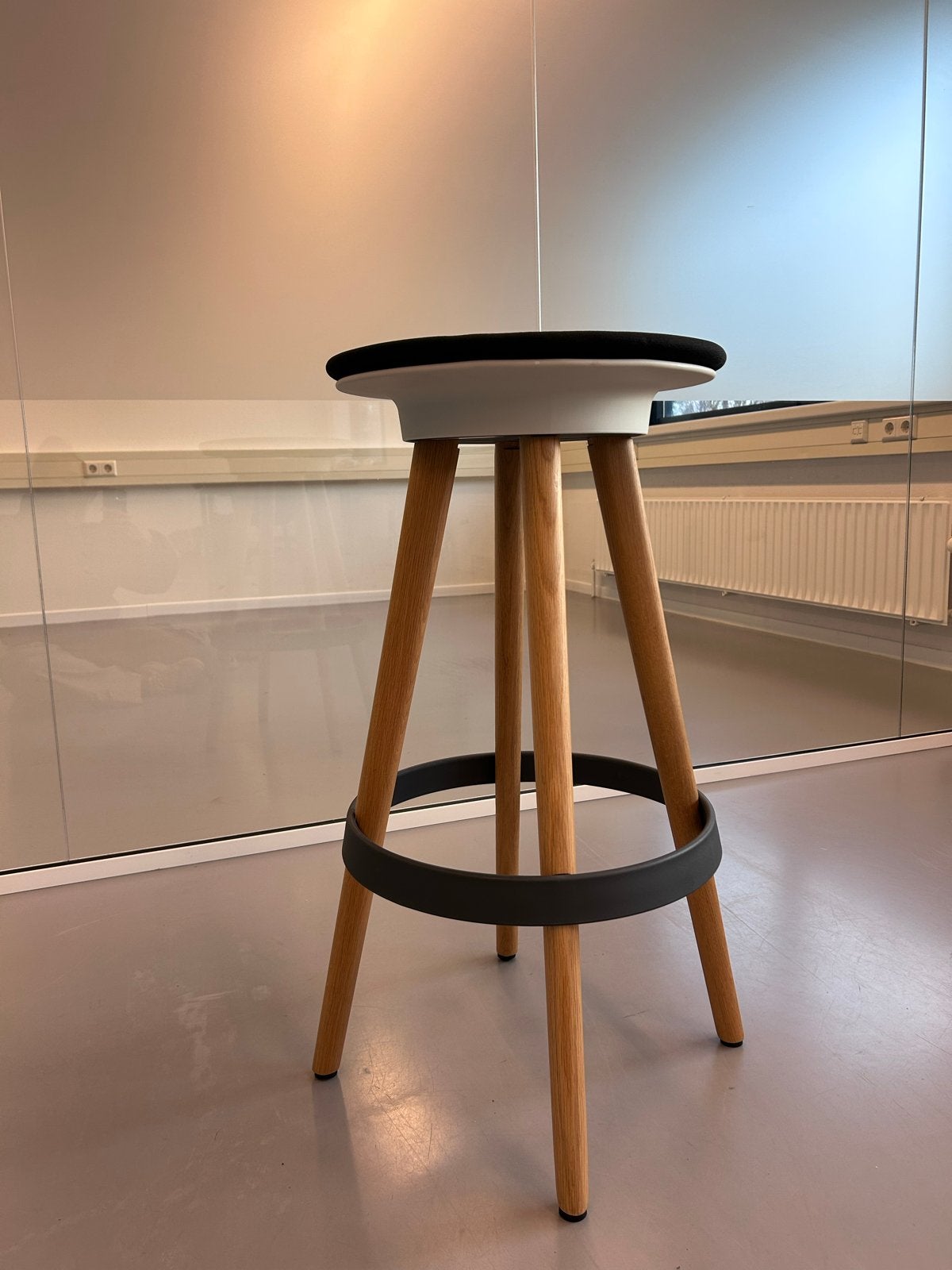 3 Moderne barkrukken met houten poten en zwarte zitting