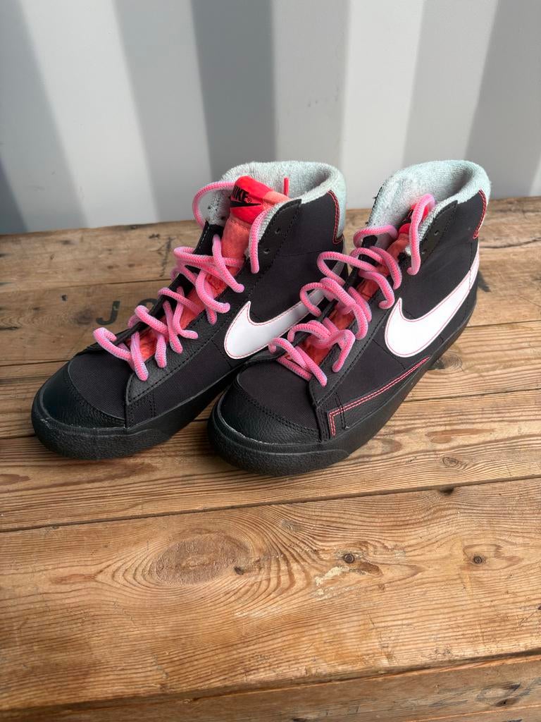Nike sneakers zwart met roze veters 38,5, Zwart, Ophalen of Verzenden, Ossenkamppad 25, Nike