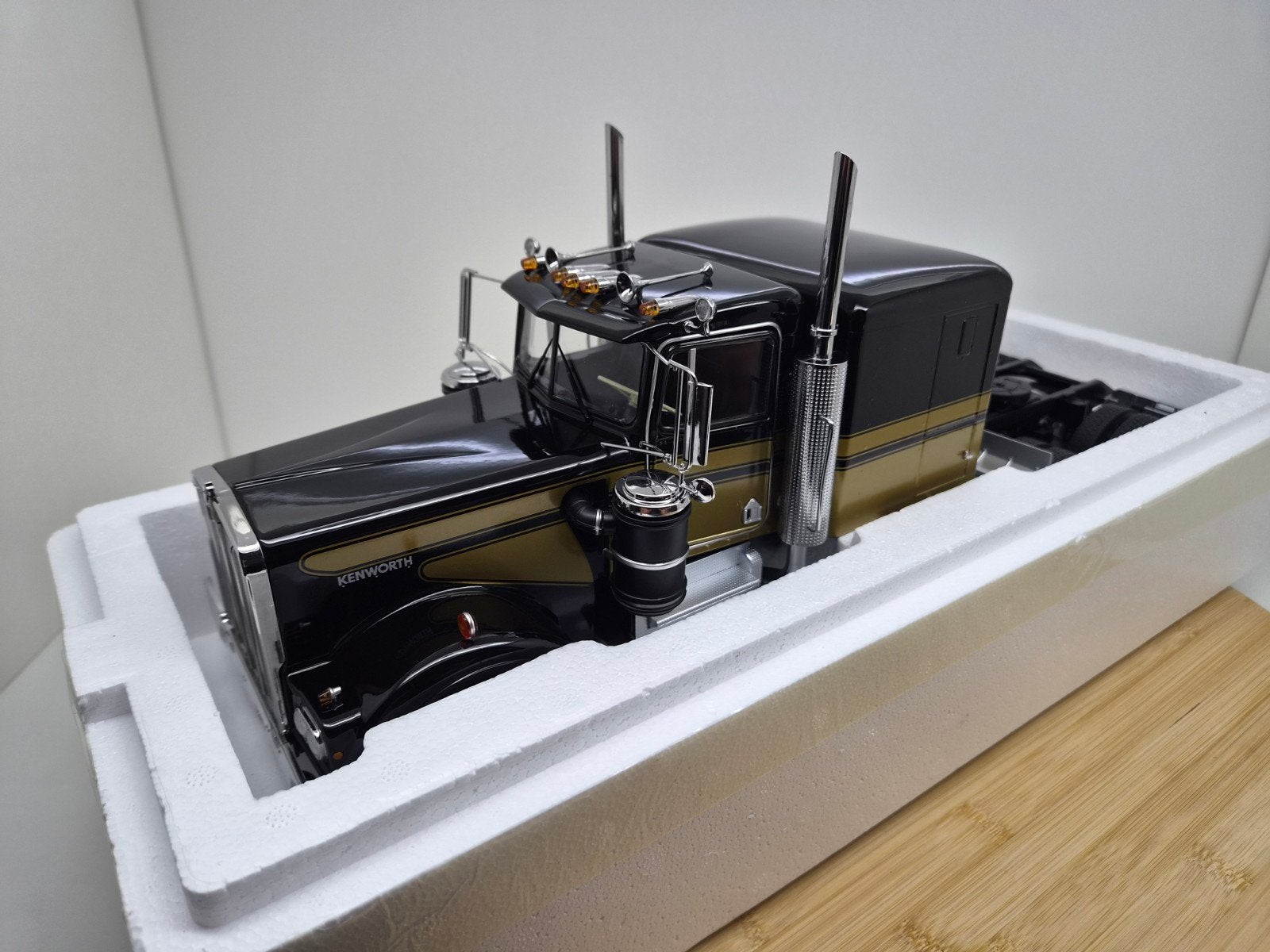 Road Kings Kenworth W900 1:18 Smokey And The Bandit, Hobby en Vrije tijd, Overige typen, Nieuw, Ophalen, Overige merken