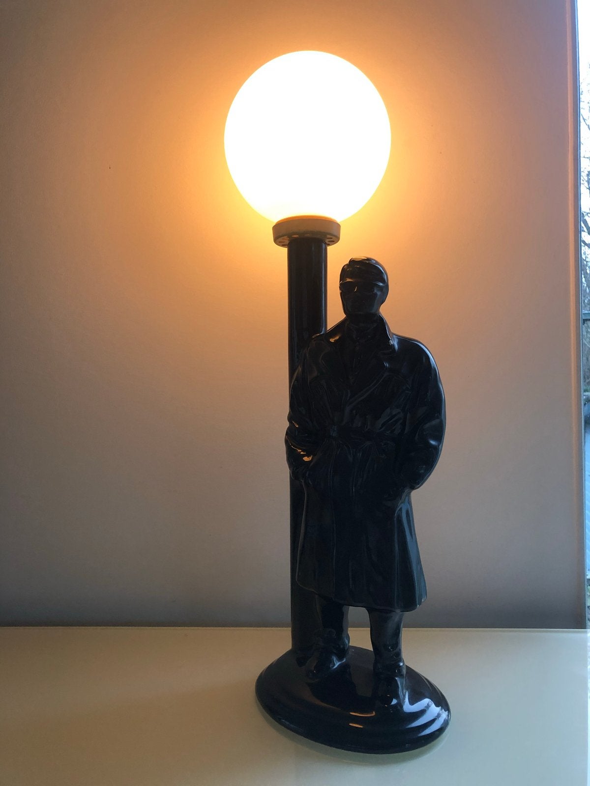 Vintage bollamp man bij lantaarnpaal - Zwart Keramiek, Huis en Inrichting, Lampen | Tafellampen, Gebruikt, Vintage, Keramiek, E14 (klein)