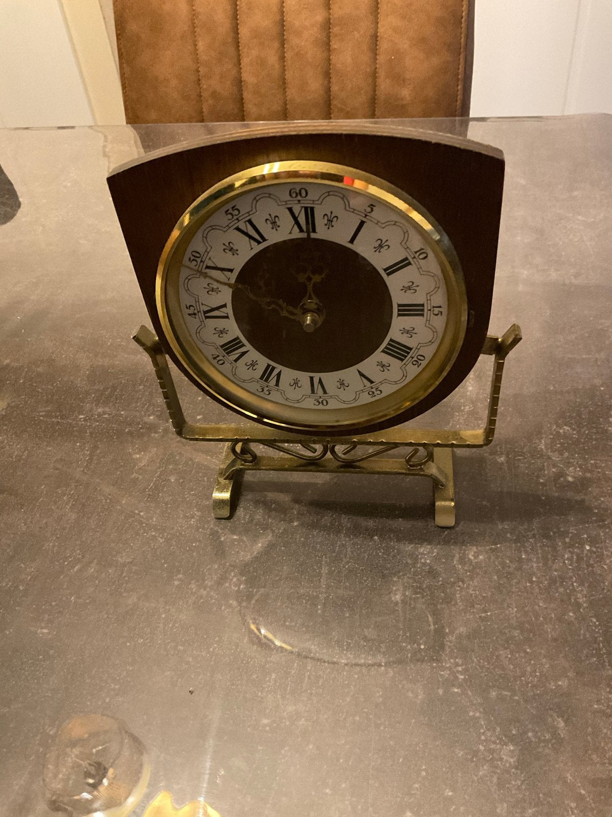 Vintage Tafelklok op Batterijen - Hout en Messing, Verzenden, Bruin, Analoog, Werkt op batterijen