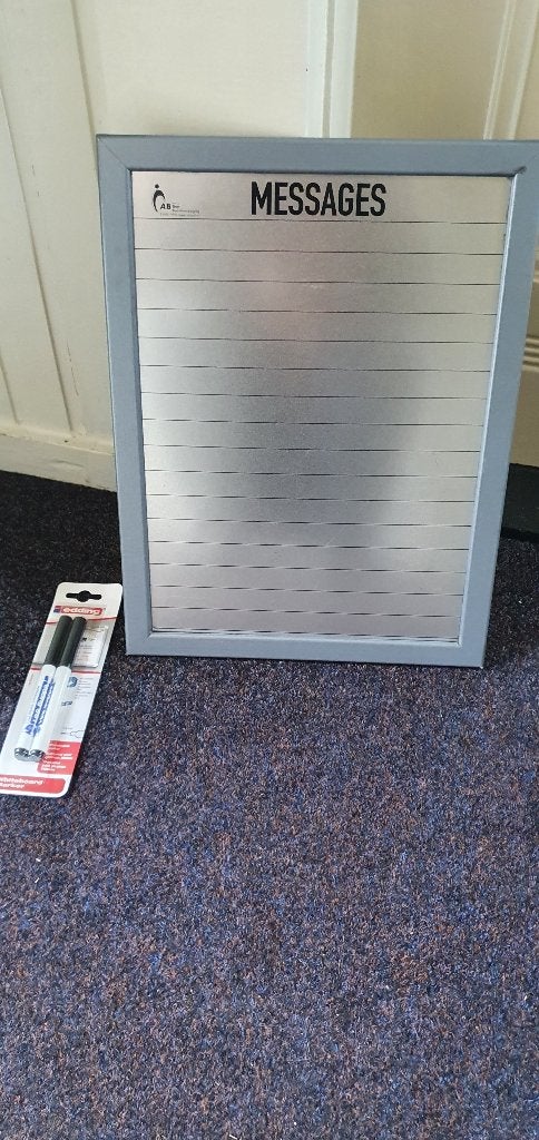 te koop grijze memo wandbord met 2 stiften 30 x 40 cm, Ophalen of Verzenden, Nieuw, Magneetbord