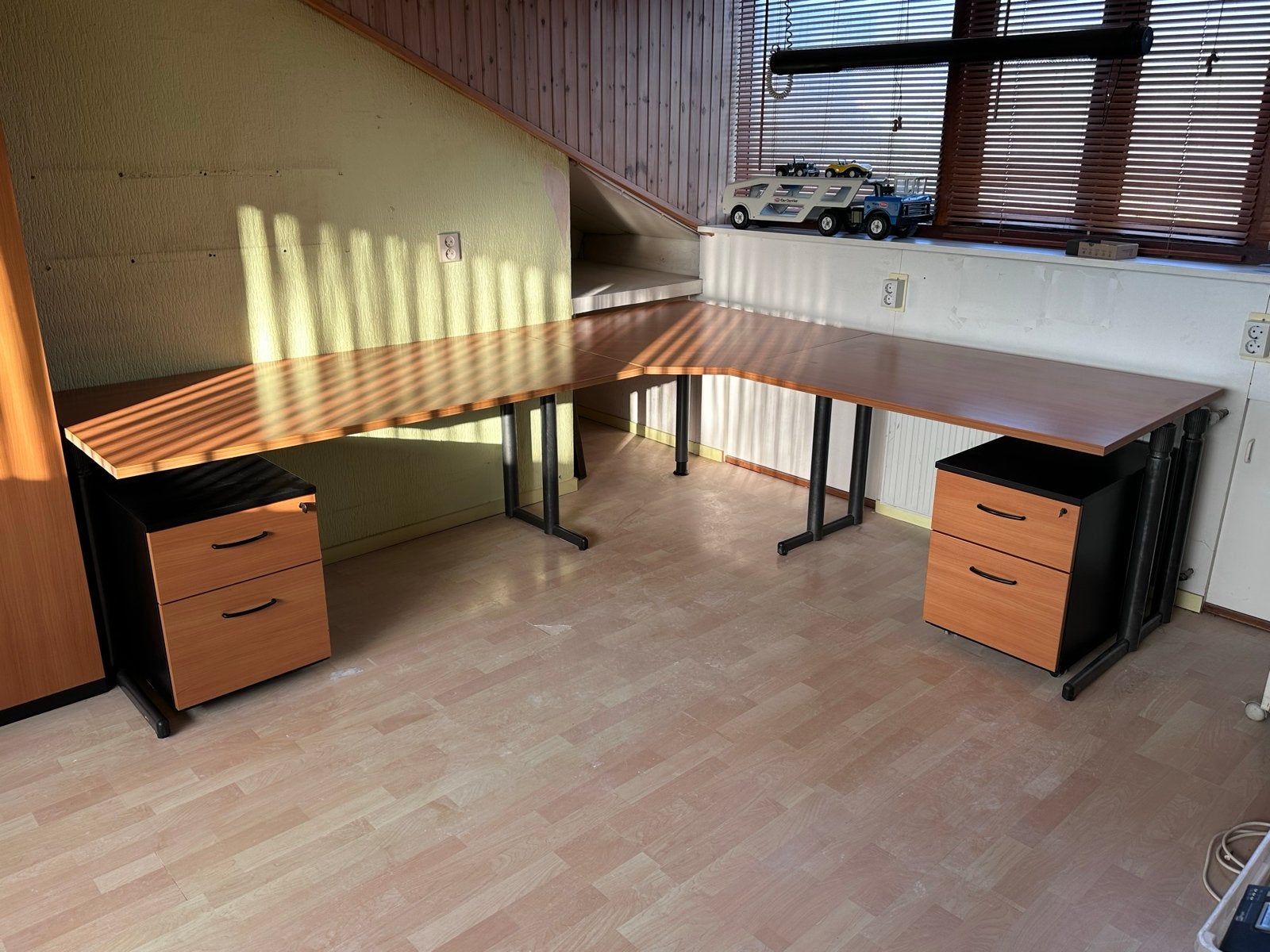 Groot hoekbureau met verstelbare poten, Huis en Inrichting, Bureaus, Ophalen, Gebruikt, Hoekbureau, Bruin
