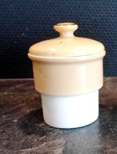 2 Koffiefilters. Douwe Egberts en Van Nelle., Huis en Inrichting, Keuken | Servies, Gebruikt, Overige typen, Ophalen of Verzenden