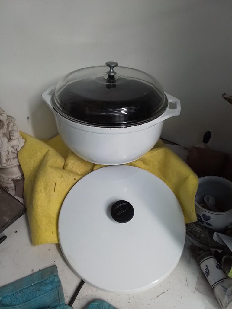 15195) EMALCO  mooie grote gietijzeren  sudderpan met 2 deks, Ophalen of Verzenden, Gietijzer