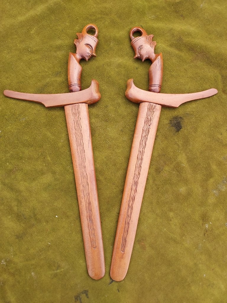 Set van 2 Indische krisjes met houtsnijwerk., Verzenden