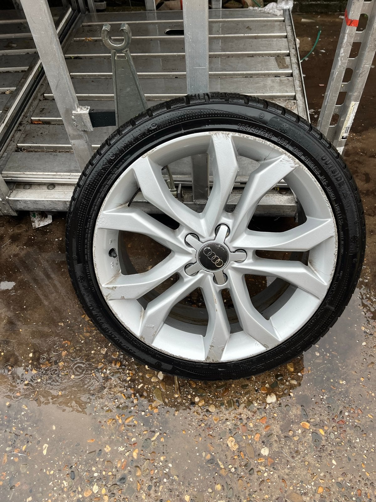 Nette Audi velgen met winterbanden 18 inch, Auto-onderdelen, Ophalen, 18 inch, Gebruikt, Banden en Velgen