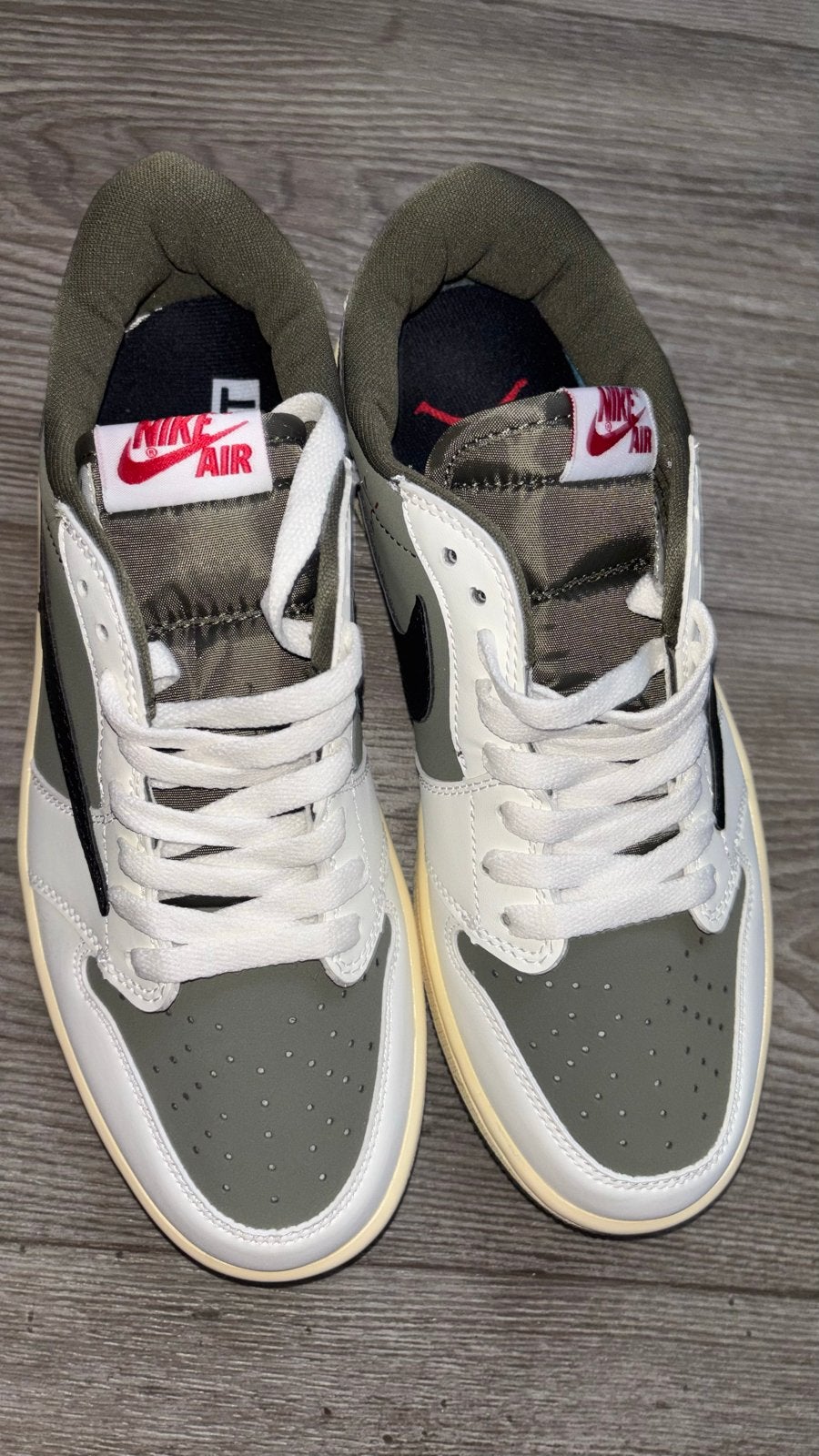 Travis Scott x Air Jordan 1 Low medium olive, Ophalen of Verzenden, Nieuw, Overige kleuren, Sneakers of Gympen