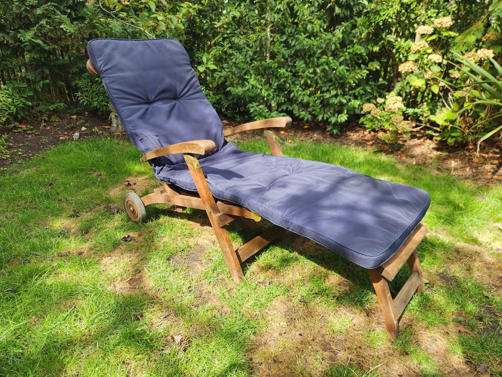 Teakhouten ligstoel met wielen en kussen, Tuin en Terras, Ophalen, Gebruikt, Teakhout, Inklapbaar
