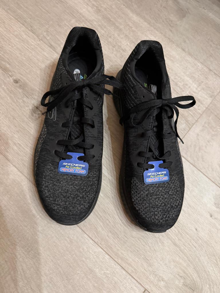 NIEUWE Skechers Air-Cooled Memory Foam Sneakers Maat 45, Ophalen of Verzenden, Nieuw, Zwart, Sneakers of Gympen