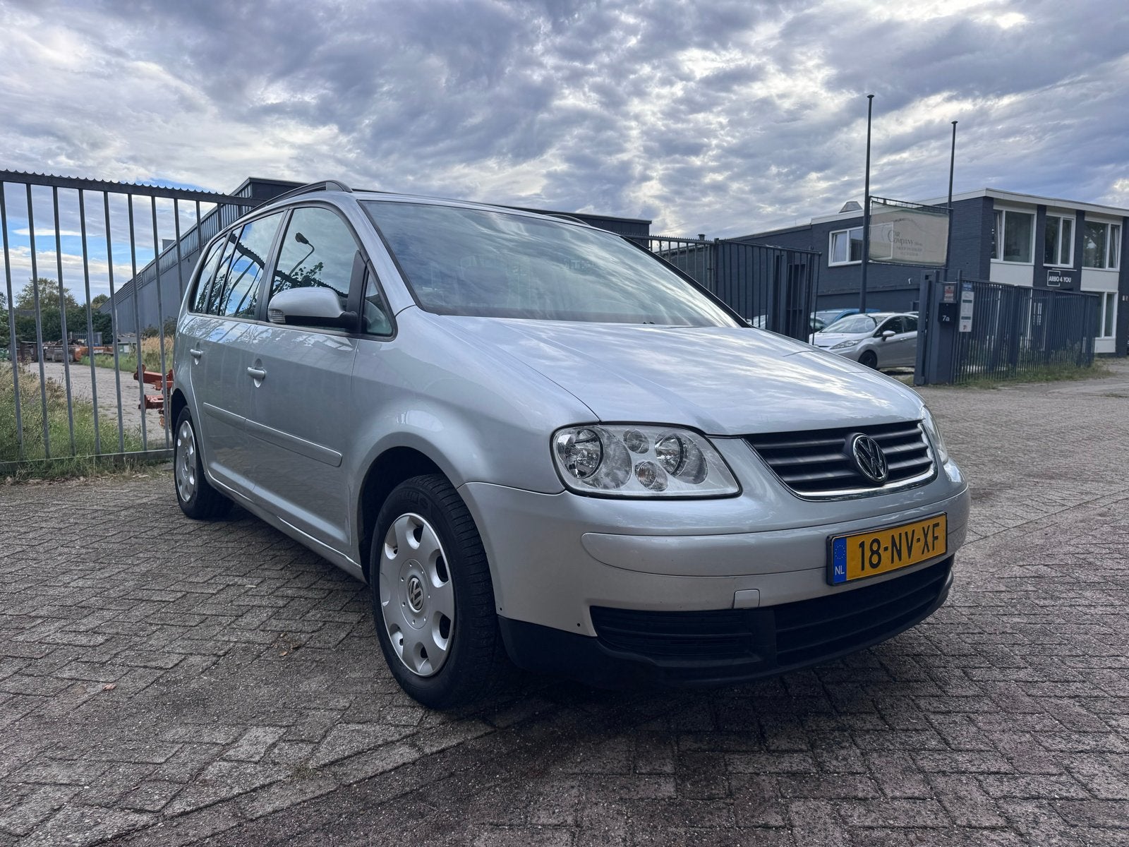 Touran 1.6 FSI 7 PRS! AUTOMAAT TREKK NIEUWE APK NETTE AUTO, 4 cilinders, 7 stoelen, Origineel Nederlands, 115 pk