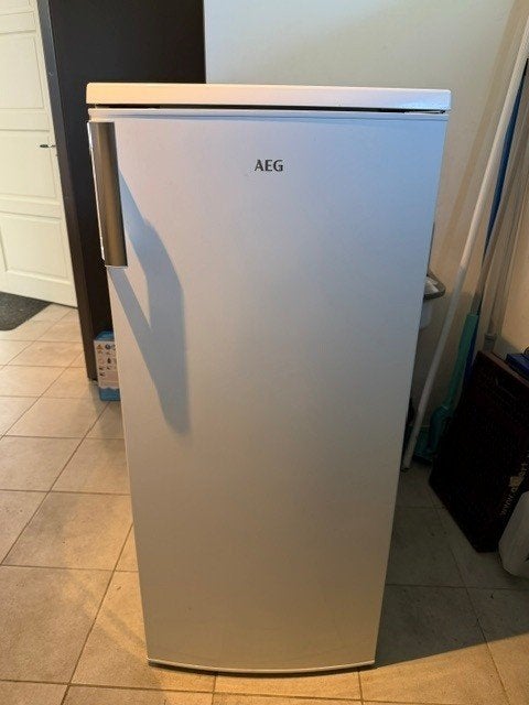 AEG Koelkast Hoogte 125 cm, breedte 55 en diepte 56 cm, Ophalen, 120 tot 140 cm, 200 liter of meer, 45 tot 60 cm