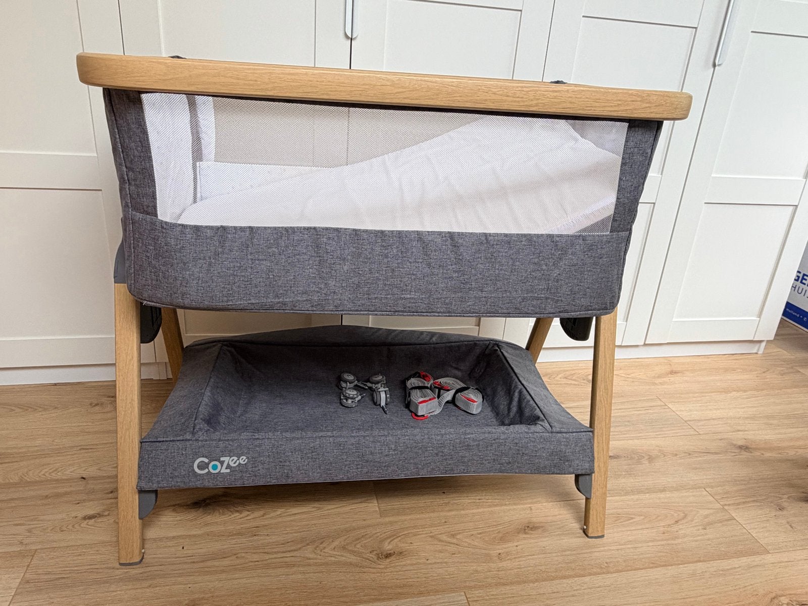 Tutti Bambini CoZee Bedside Wieg, Kinderen en Baby's, Babywiegjes en Ledikanten, Ophalen, Zo goed als nieuw, Wieg