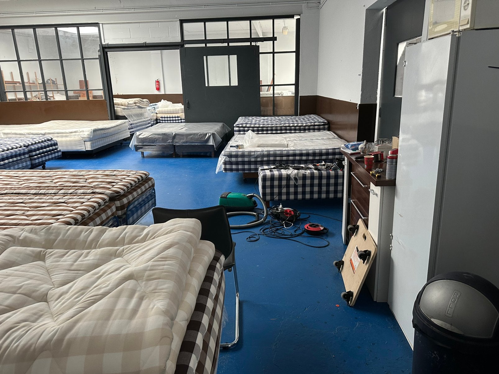 Hästens boxspring showroom (600 m²) ter overname-uitverkoop, Ophalen of Verzenden, Zo goed als nieuw, Keramiek, Terrastegels