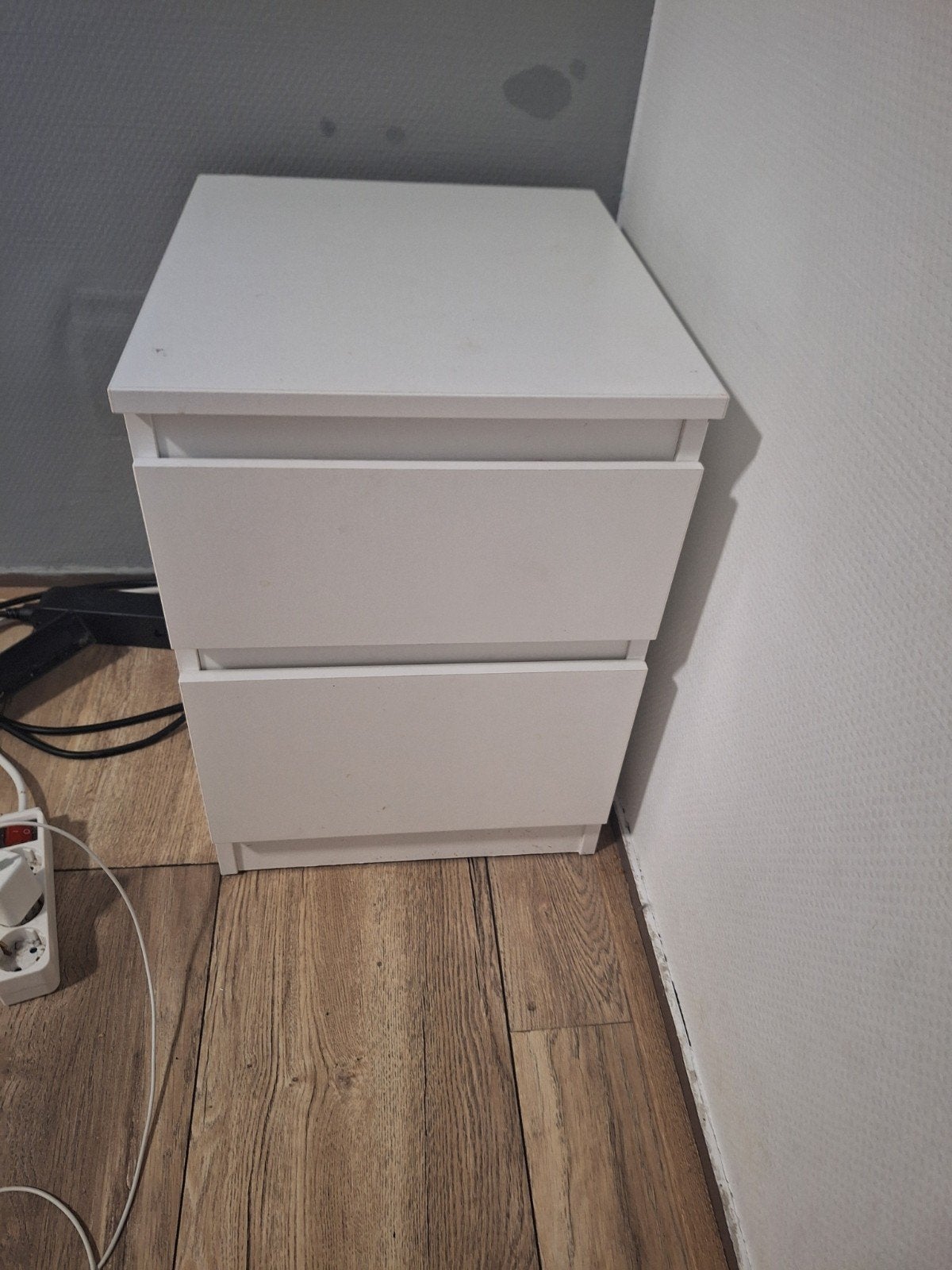 Wit nachtkastje met lichte gebruikssporen, Gebruikt, Minder dan 50 cm, Ophalen, Minder dan 90 cm