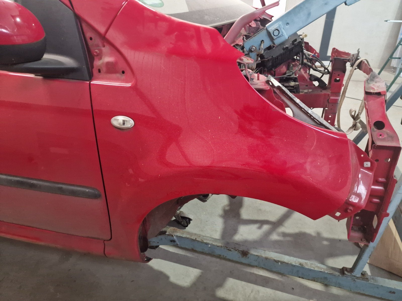 Voorscherm Spatbord Rood Citroen C1 / Peugeot 107 / Rechts, Auto-onderdelen, Gebruikt, Voor, Ophalen of Verzenden, Spatbord