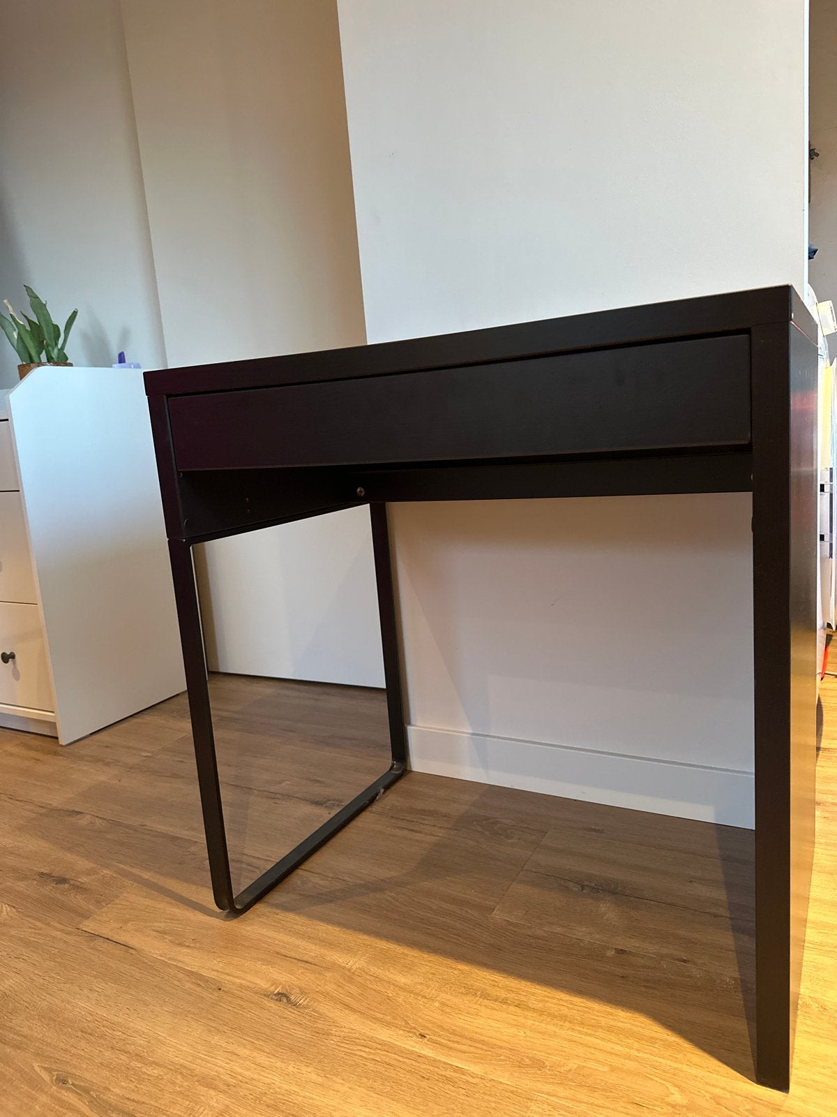 Zwart bureau met lade en kabelgoot, Huis en Inrichting, Ophalen, Zwart, Gebruikt, Met lades