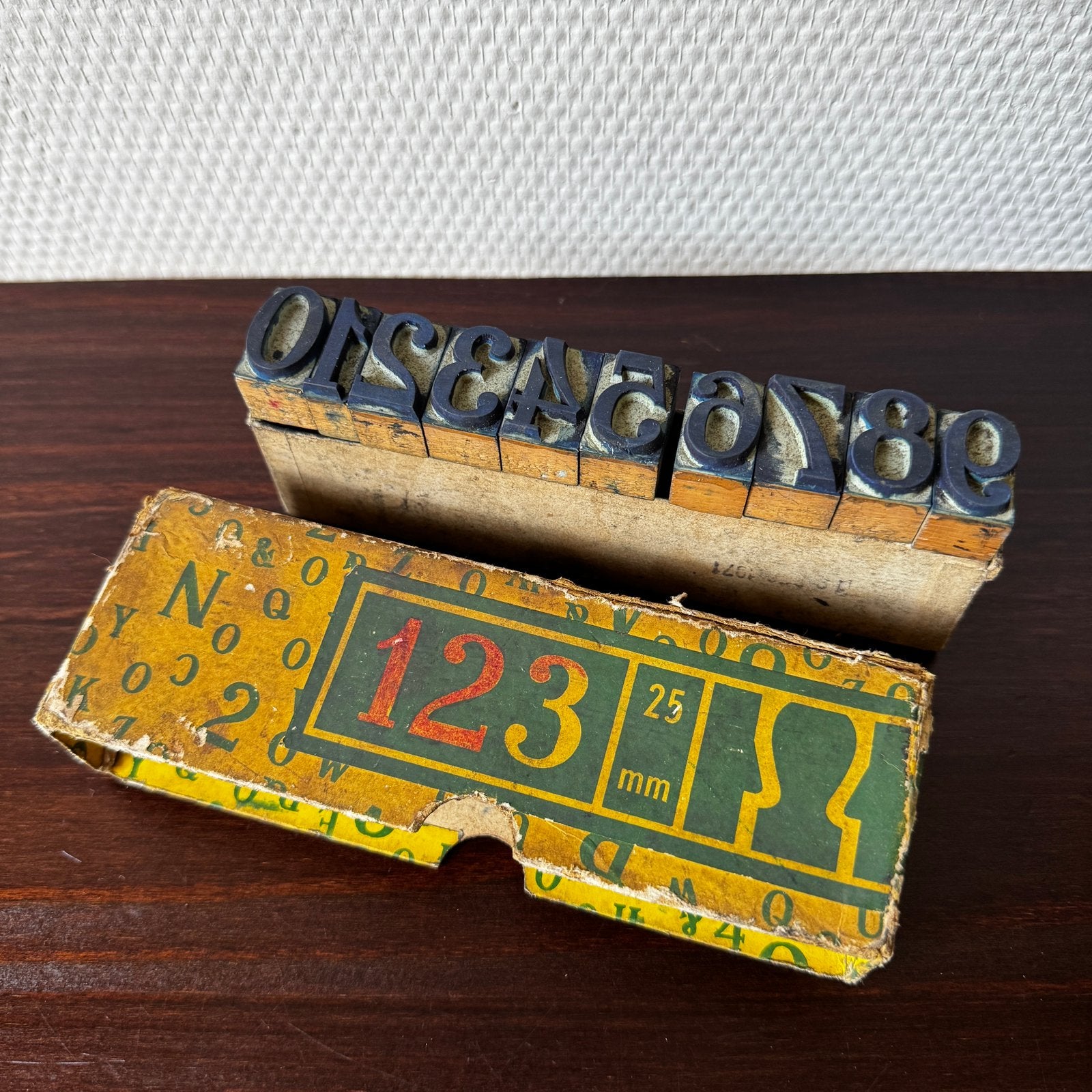 Vintage Cijfer Stempels 25 mm, In Doosje, Schoolstempels, Hobby en Vrije tijd, Stempelen, Ophalen of Verzenden, Houten stempel