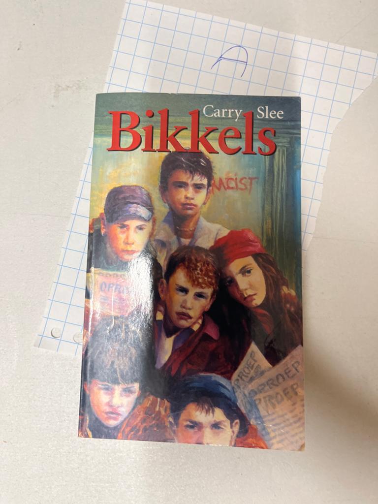 Bikkels - Carry Slee (Jeugdboek), Ophalen of Verzenden, Zo goed als nieuw