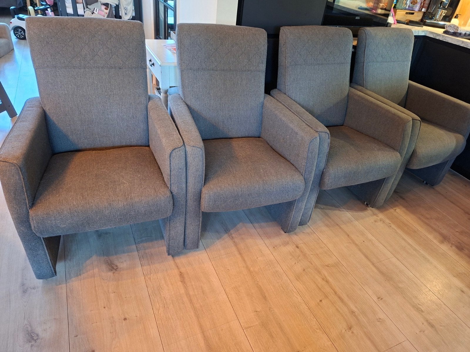4 of 6 grijze eetkamerstoelen met wieltjes. Zsm ophalen, Huis en Inrichting, Ophalen, Gebruikt, Vijf, Zes of meer stoelen, Stof