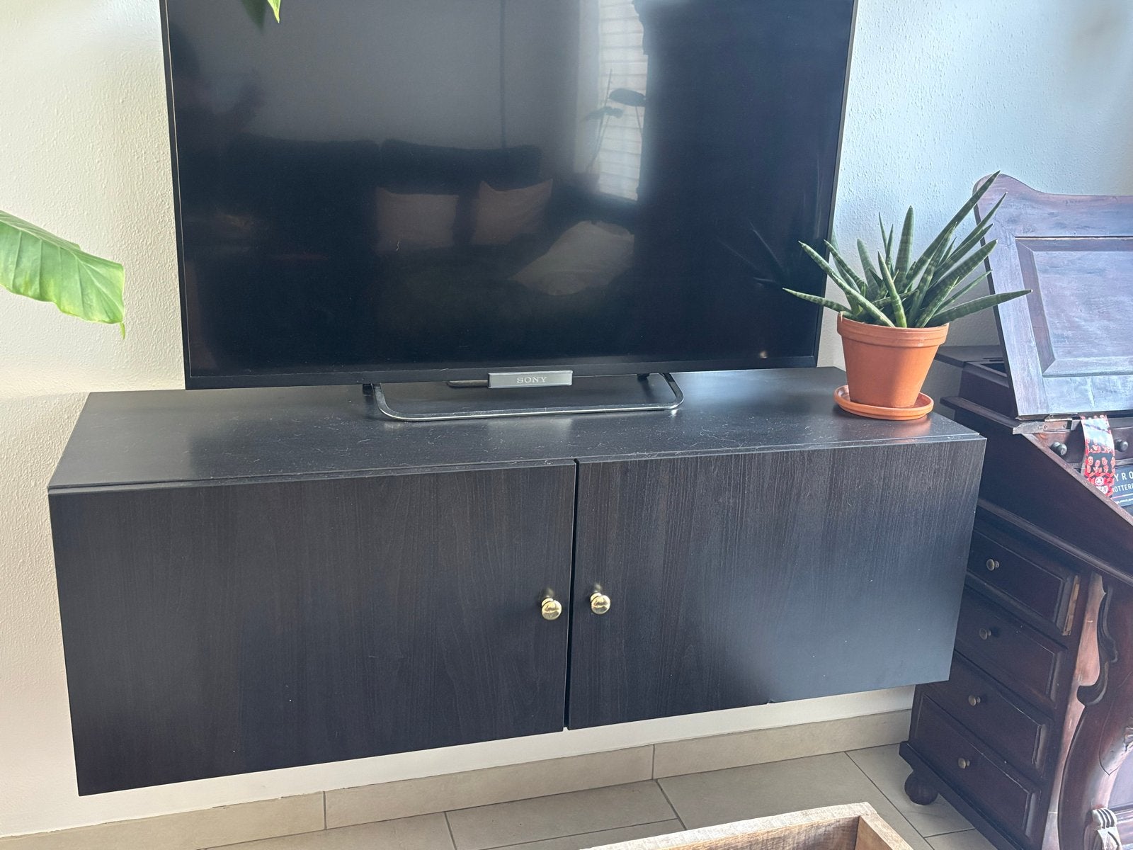 Zwart zwevend tv-meubel met twee deuren, Huis en Inrichting, Kasten | Televisiemeubels, Ophalen, Gebruikt, 100 tot 150 cm, Minder dan 100 cm
