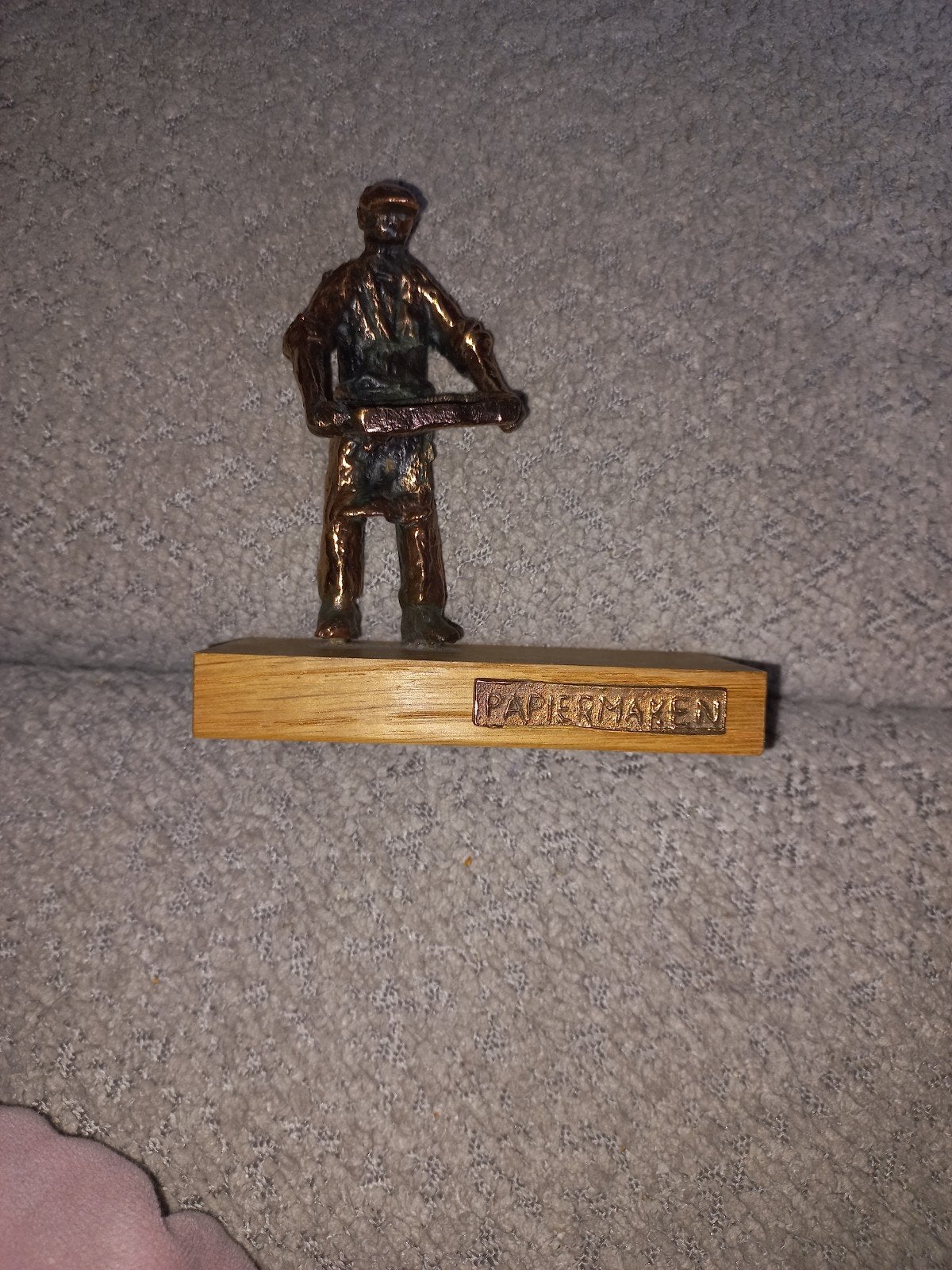 Bronzen beeldje 'Papiermaker' door arrie Lenferink, Minder dan 20 cm, Ophalen of Verzenden, Brons, Beeld