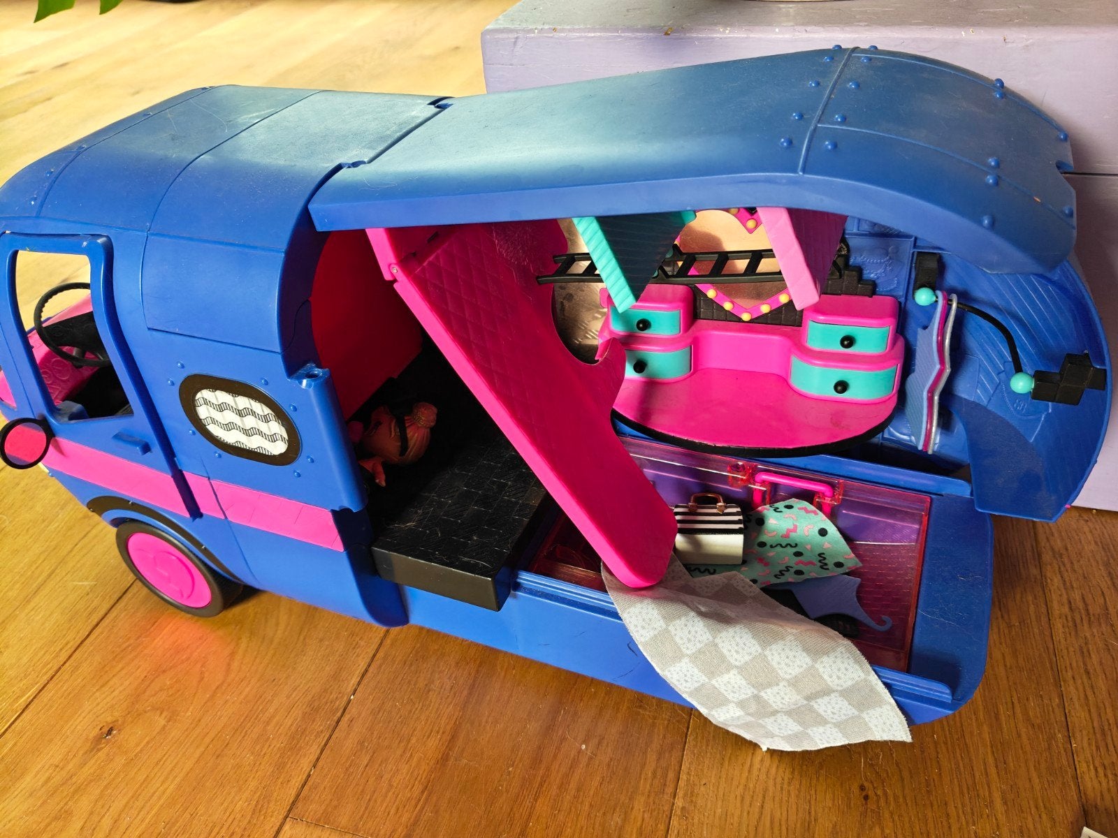 LOL Surprise Glamper 2-in-1 Camper Speelset, Kinderen en Baby's, Speelgoed | Speelgoedvoertuigen, Ophalen, Gebruikt