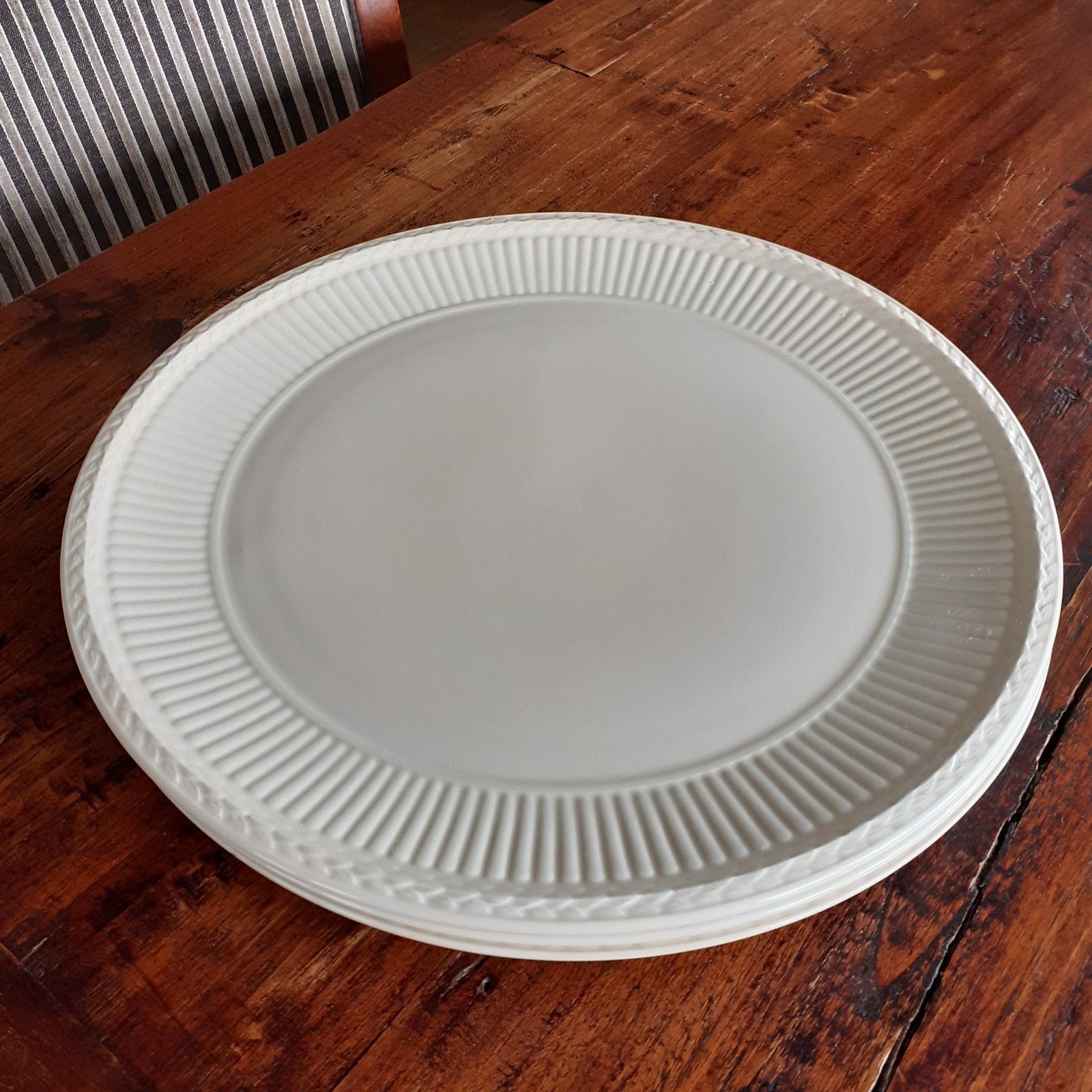 Wedgwood EDME  Groot gebak/taart/pizzabord Ø 33 cm, Klassiek, Ophalen of Verzenden, Zo goed als nieuw, Bord(en)