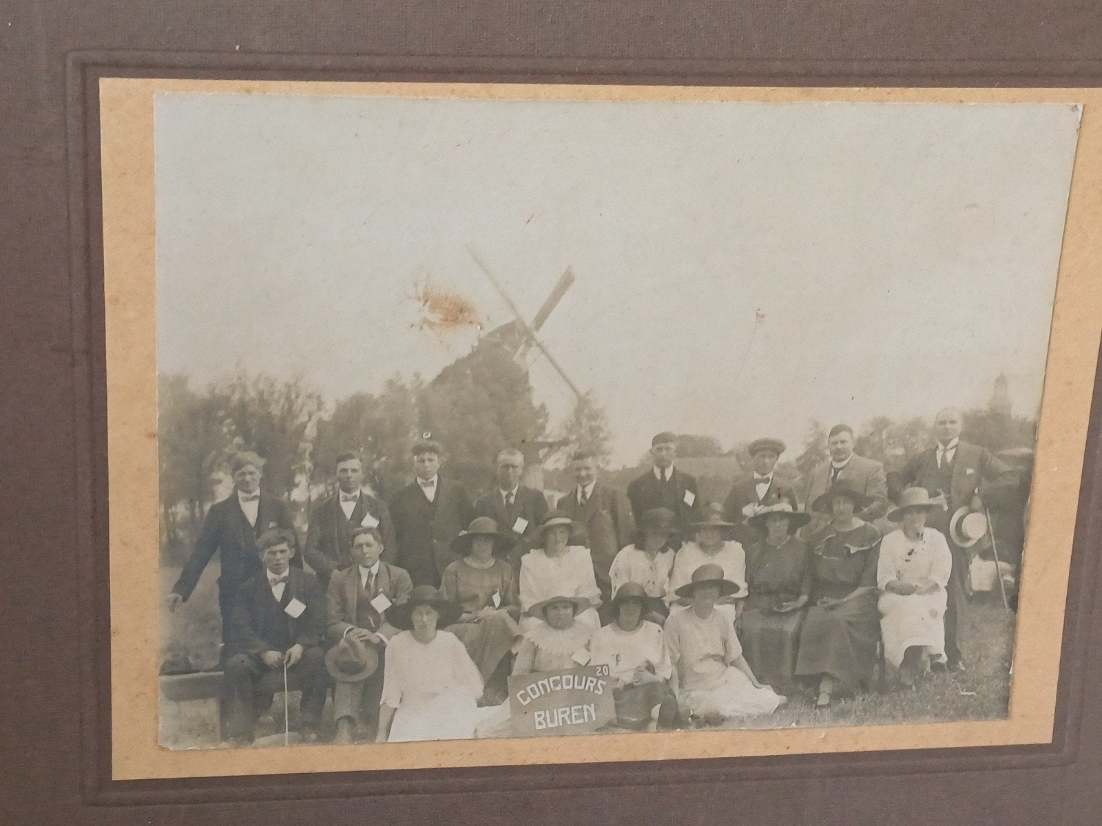 Buren groepsfoto concours + molen De Prins fotokaart, Ophalen of Verzenden, Voor 1920, Gelderland