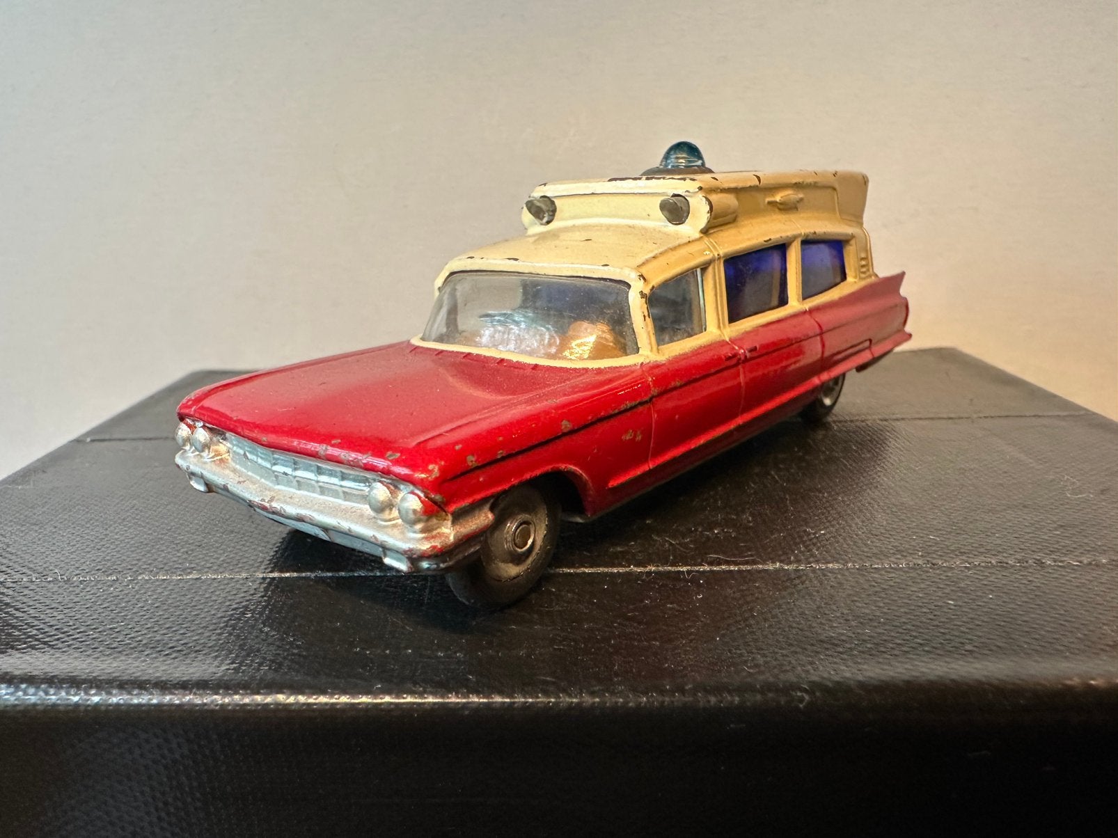 Cadillac superior ambulance  Corgi Toys, Ophalen of Verzenden, Zo goed als nieuw, Auto, Corgi