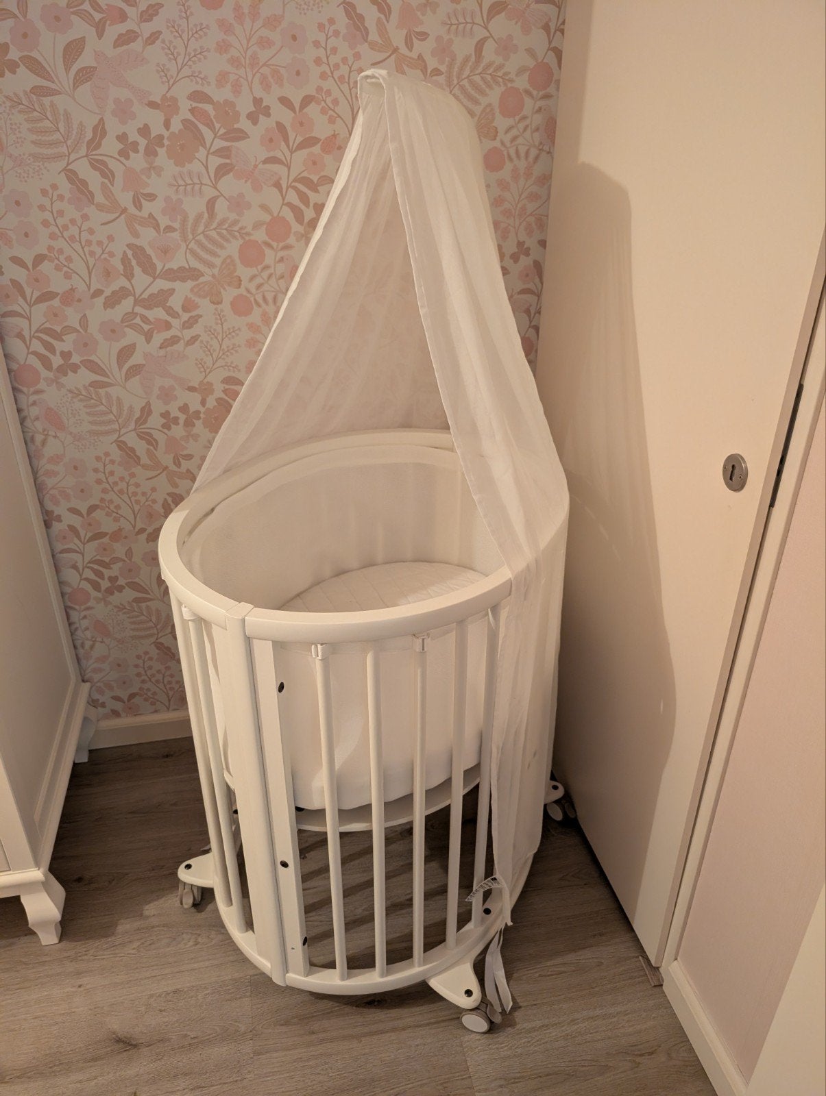 Stokke Sleepi Mini wieg – met matras + hemeltje + toebehoren, Ophalen, Zo goed als nieuw, Wieg