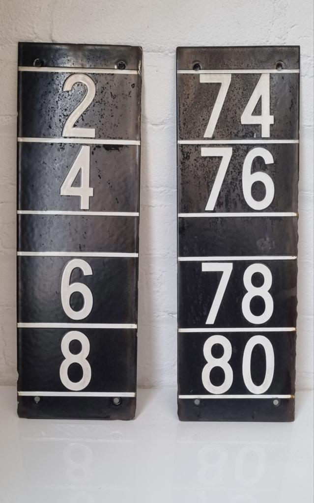 Vintage, emaille huisnummers voor portiekwoningen, Antiek en Kunst, Ophalen of Verzenden