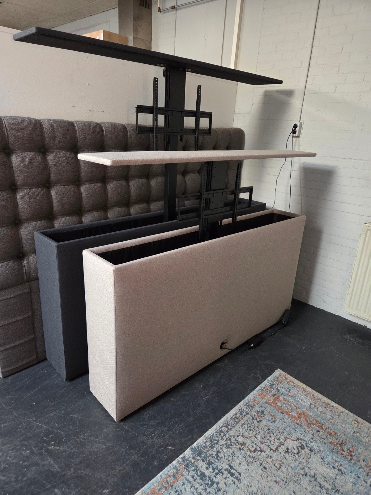 Nieuw Voetbord met TV Lift - Grijs/Beige (max 55 inch TV), 150 tot 200 cm, Nieuw, Ophalen of Verzenden, Voetbrod met tv lift