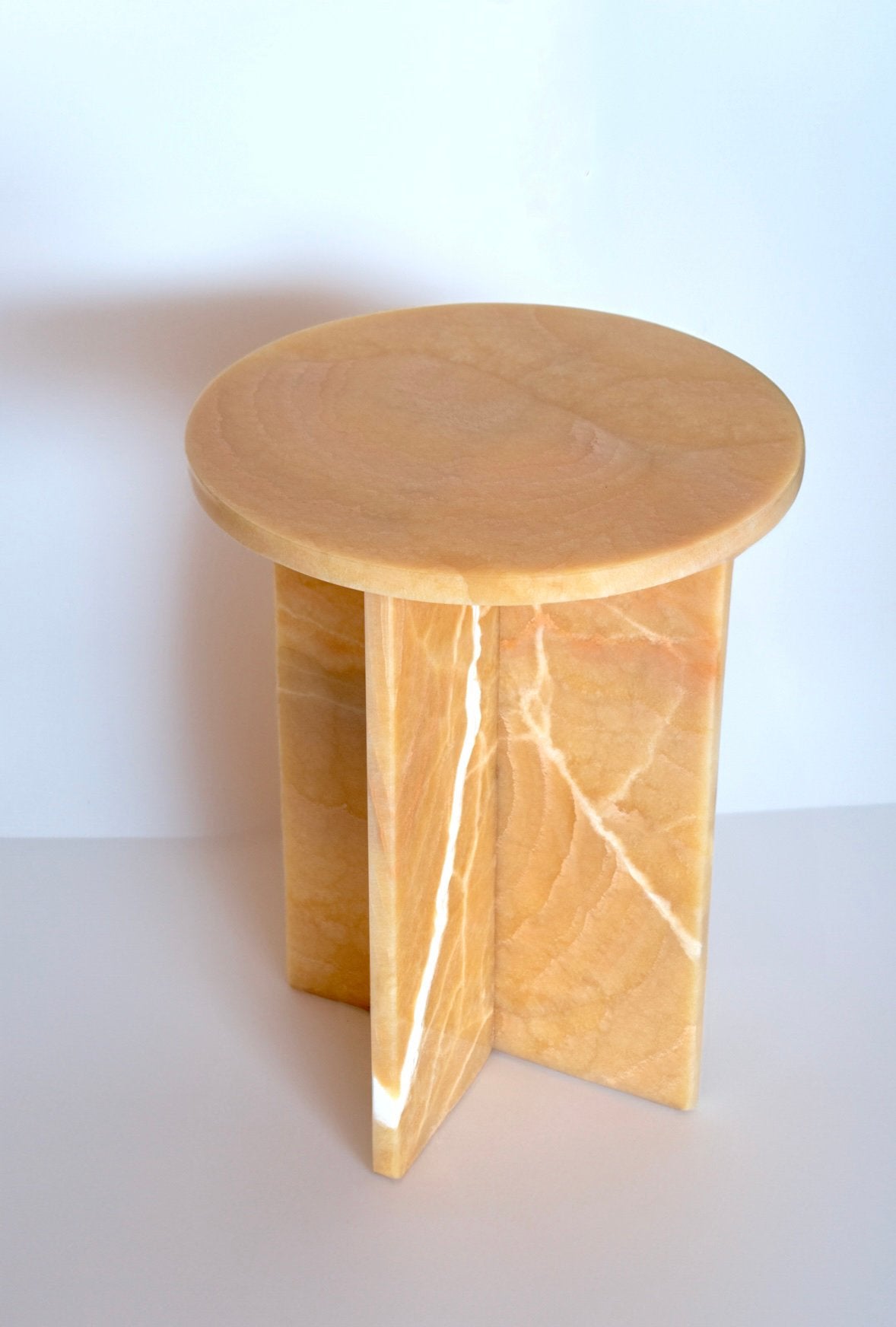 Bijzettafel honey onyx, Huis en Inrichting, Overige materialen, Minder dan 55 cm, Rond, Nieuw