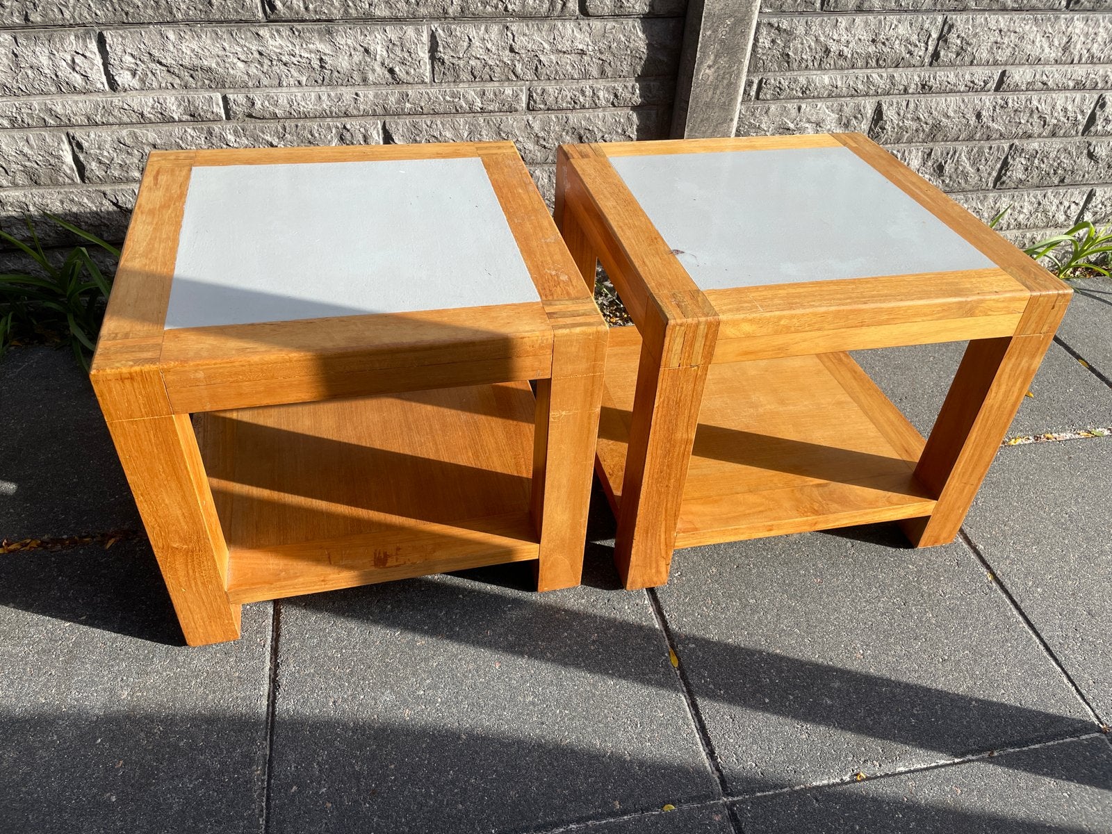 Set van 2 houten bijzettafels met grijs blad, Huis en Inrichting, Ophalen, Minder dan 45 cm, Minder dan 55 cm, Gebruikt