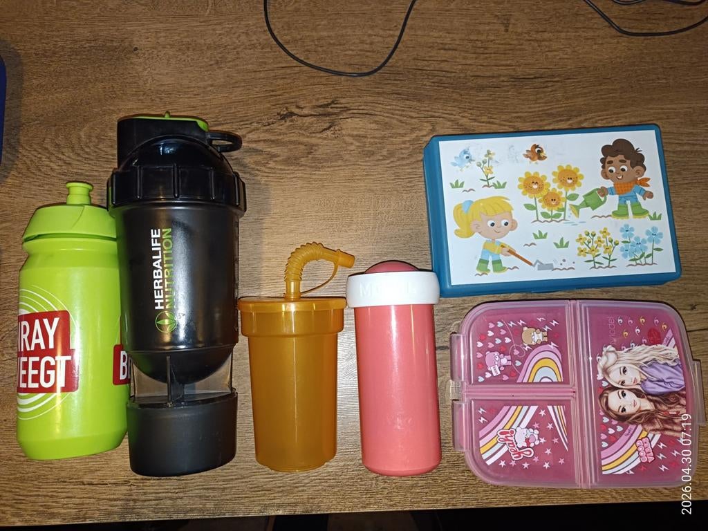 Drinkbekers en broodtrommels., Ophalen of Verzenden, Gebruikt