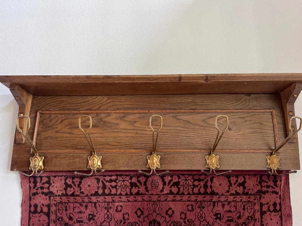 Vintage houten wandkapstok met messing haken, Huis en Inrichting, Woonaccessoires | Kapstokken, Gebruikt, Minder dan 100 cm, Hout