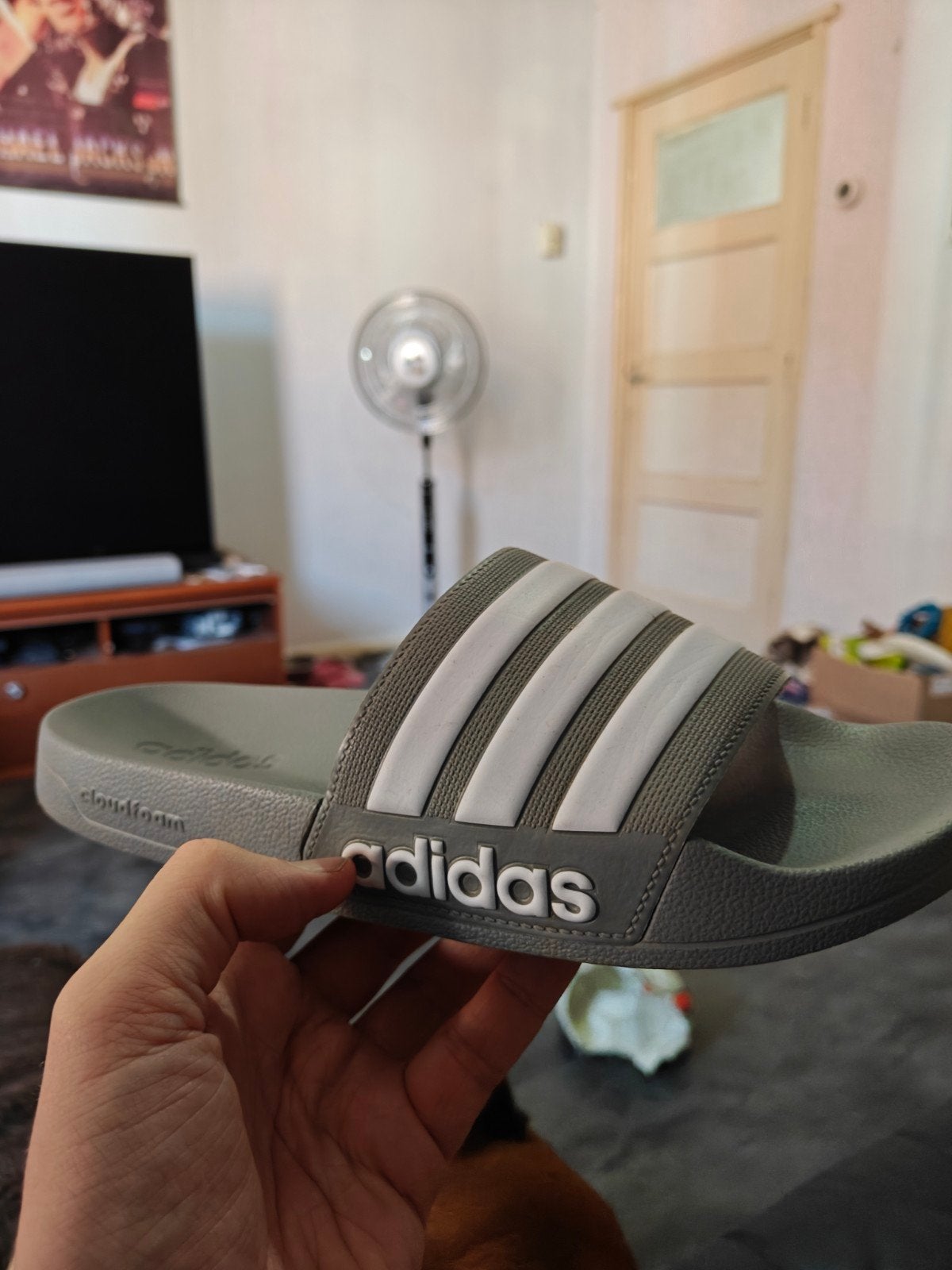 Adidas Adilette Cloudfoam Slippers Maat 43 Grijs, Slippers, Overige kleuren, Ophalen of Verzenden, Zo goed als nieuw