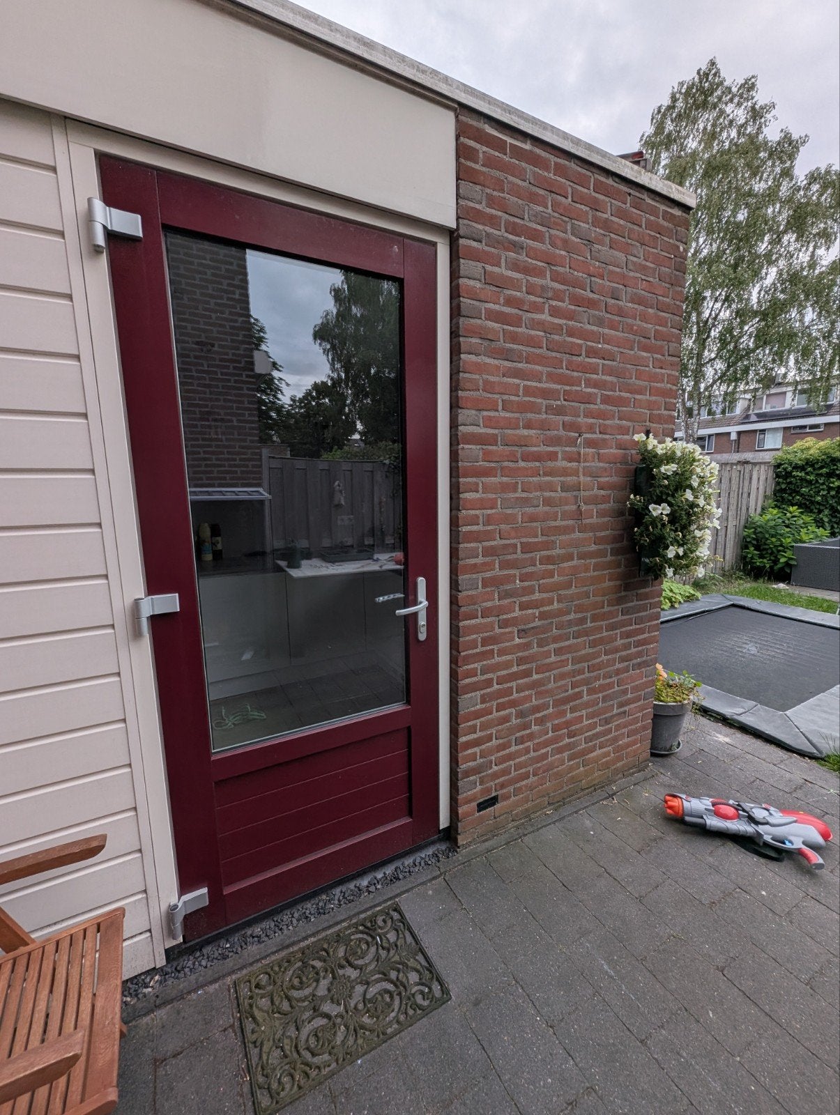 Rode kunststof buitendeur met glas en geïntegreerde hordeur, Ophalen, Gebruikt, 80 tot 100 cm, Buitendeur