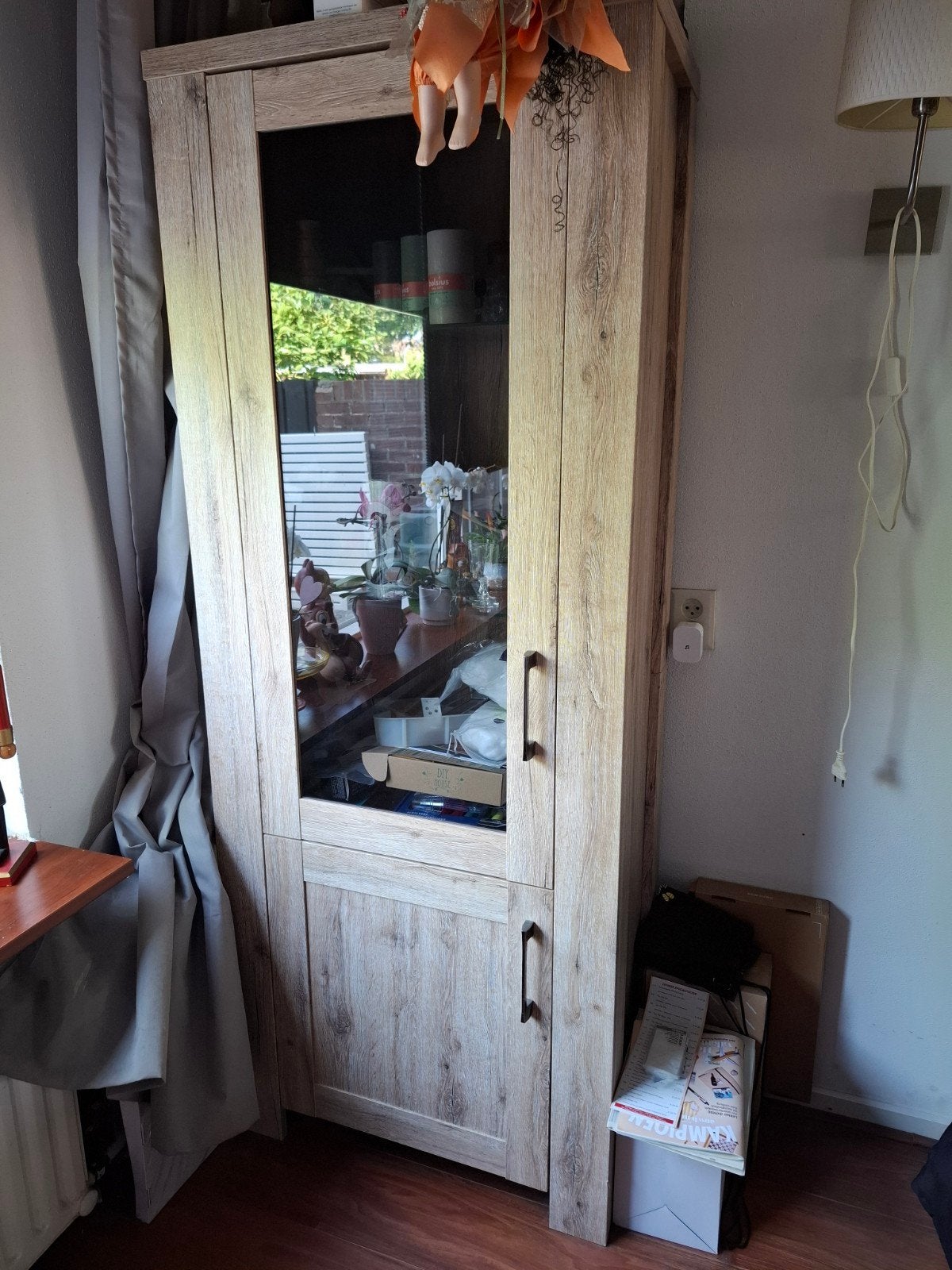 Houten vitrinekast met glazen deur en opbergruimte, Ophalen, Glas, 50 tot 100 cm, Modern