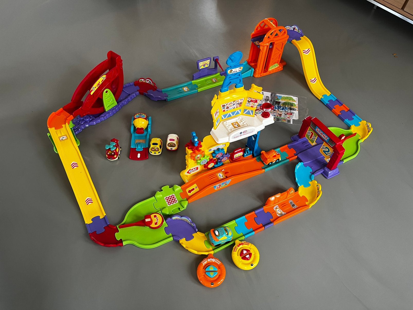 Toet Toet racebaan plus andere voertuigen, Kinderen en Baby's, Ophalen, Zo goed als nieuw, 2 tot 4 jaar