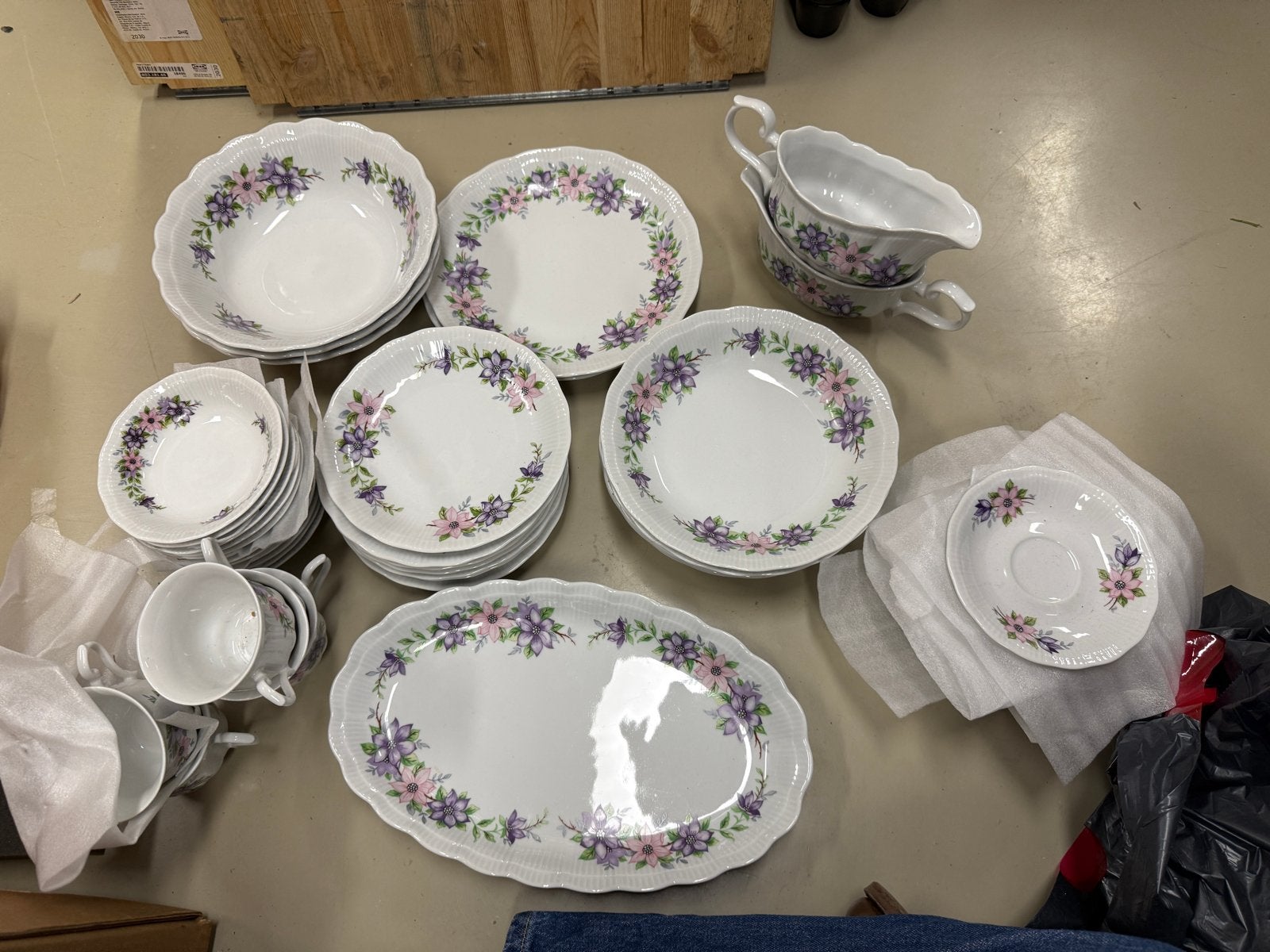 Servies set met paarse bloemen - Compleet en elegant, Huis en Inrichting, Gebruikt, Klassiek, Ophalen of Verzenden, Porselein