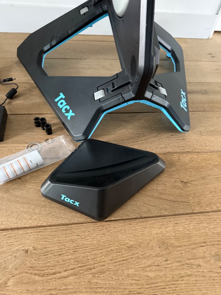 Tacx Neo 2T Smart Trainer met KOM Cycling Tripod Desk, Sport en Fitness, Ophalen, Zo goed als nieuw, Overige typen